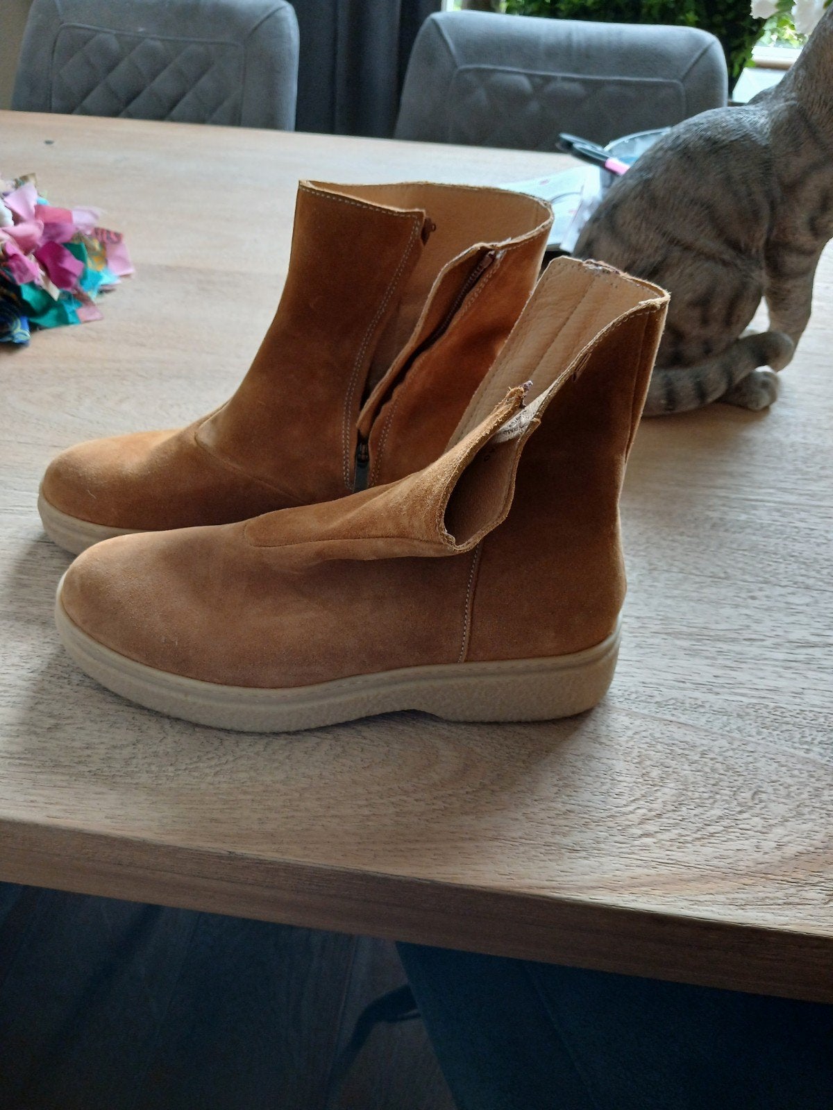El naturalista laarsje suede 40, Ophalen of Verzenden, Zo goed als nieuw, Bruin