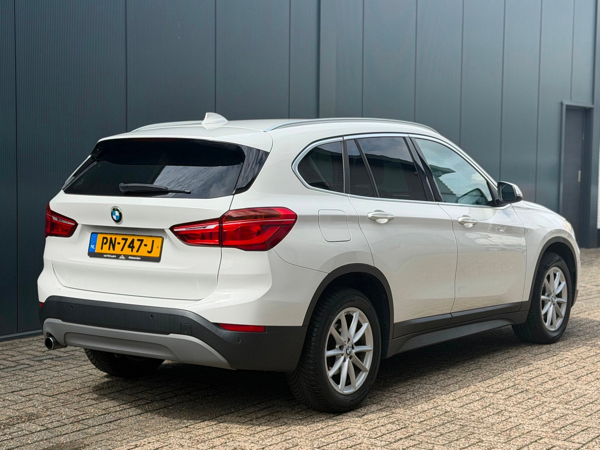 BMW X1 SDrive18i HUD | Leder | StoelVW | Topstaat!, Auto's, Gebruikt, Euro 6, Leder en Stof, Wit