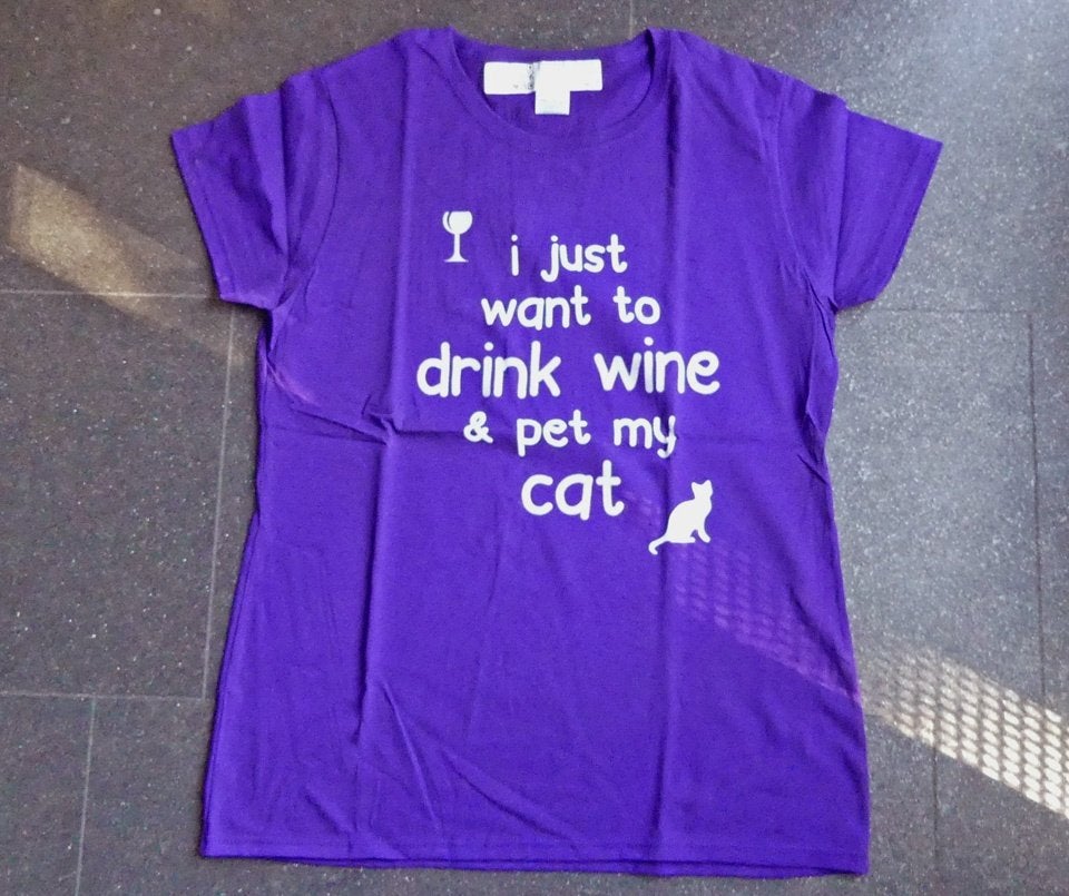 Paars t-shirt "I just want to drink wine and pet my cat" L, Paars, Maat 42/44 (L), Nieuw, Ophalen of Verzenden
