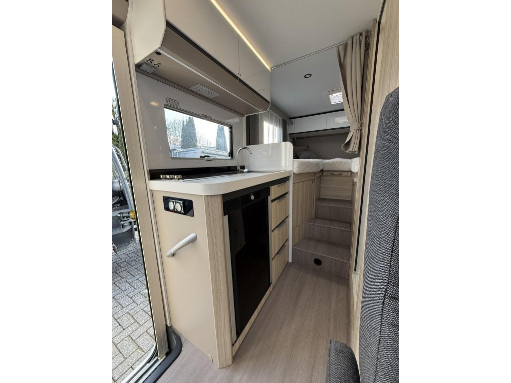 Foto 16 van Adria Compact SL - 2024 - Lengtebedden - kleine camper
