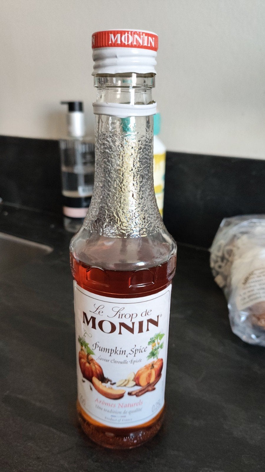 Bijna volle fles koffiesiroop pumpkin spice smaak, Ophalen