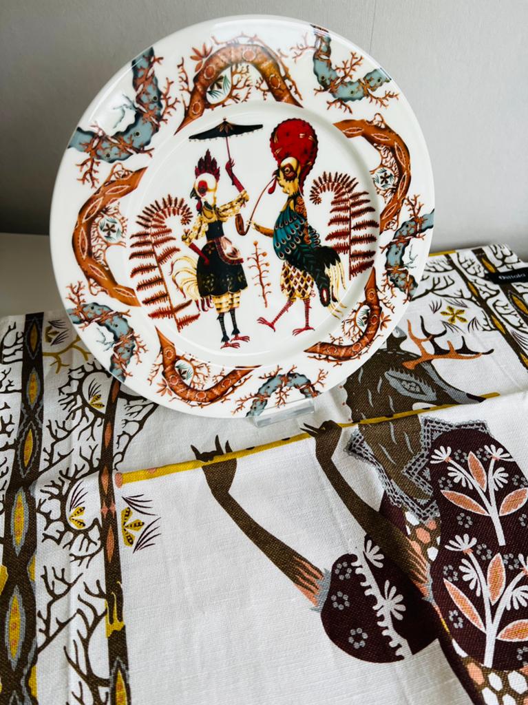 Iittala Tanssi Bord Hen Rooster Klaus Haapaniemi Ø22 cm, Ophalen of Verzenden, Zo goed als nieuw, Porselein, Bord(en)