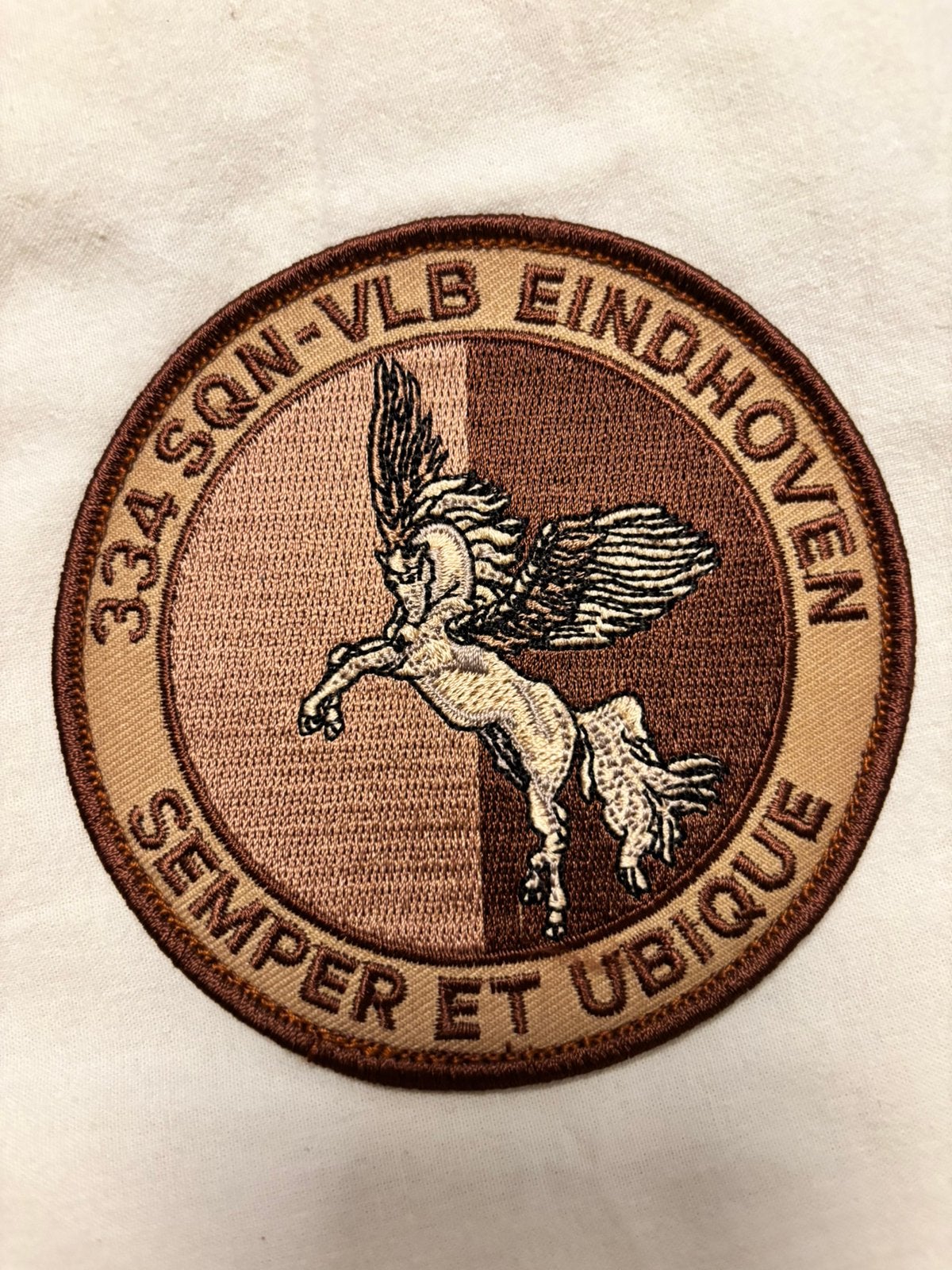 Desert embleem 334 SQN VLB Eindhoven, Verzamelen, Militaria | Algemeen, Verzenden, Luchtmacht, Nederland, Embleem of Badge