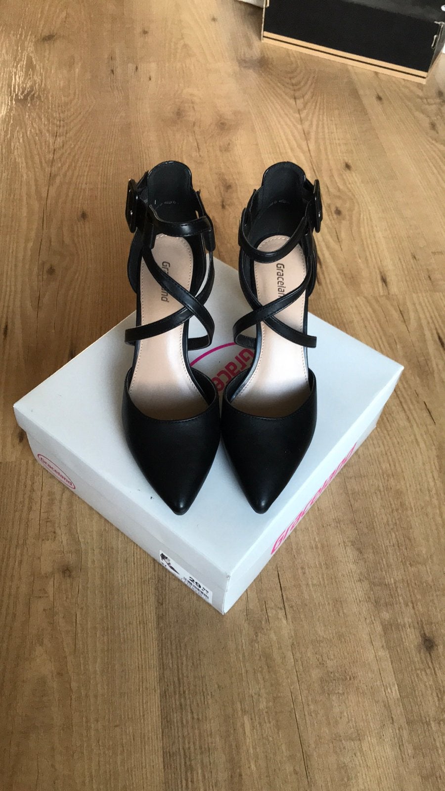 Zwarte pumps Punt Hakken, Kruisband en Gesp detail Van Haren, Zwart, Ophalen of Verzenden, Zo goed als nieuw, Graceland