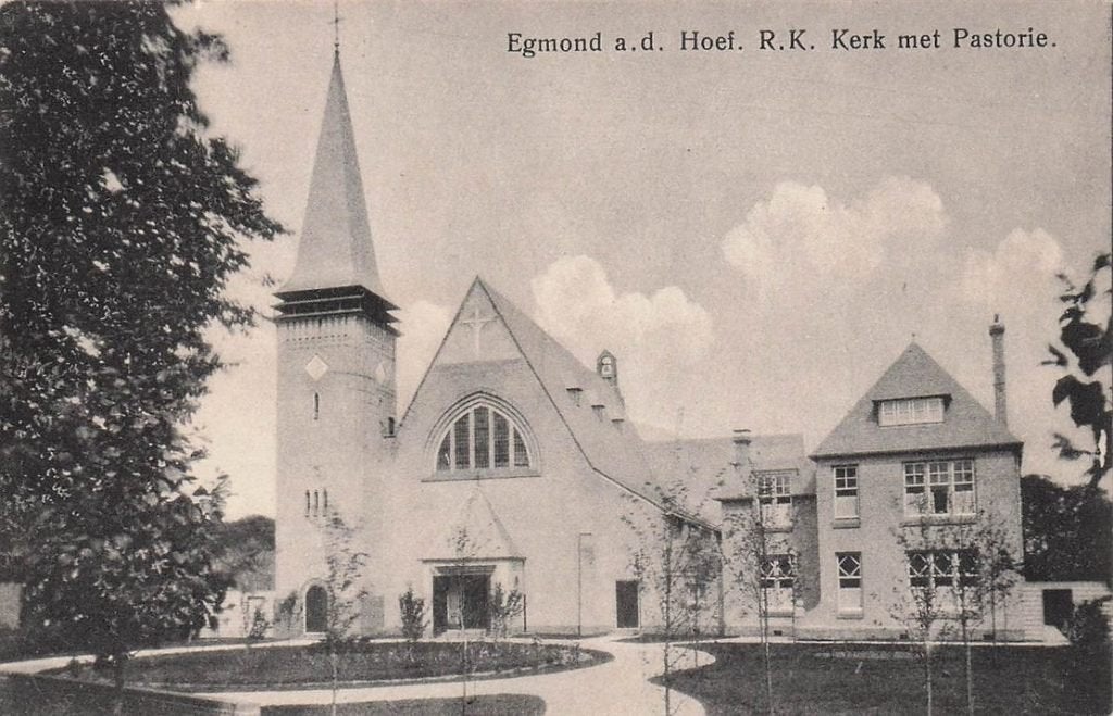 702-498-009 Egmond A.D Hoef R.K Kerk Met Pastorie, Verzenden, Voor 1920, Noord-Holland
