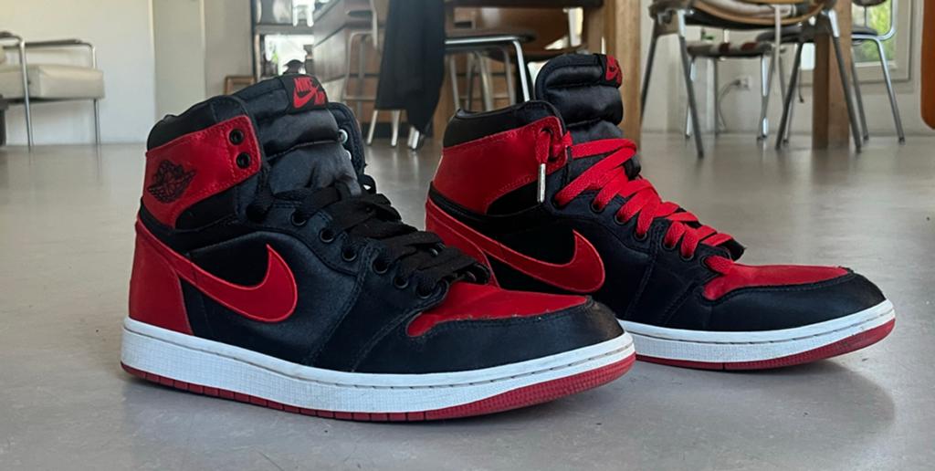 Nike Air Jordan 1 Retro High Satin Black Toe 42.5, Zwart, Ophalen of Verzenden, Sneakers of Gympen, Zo goed als nieuw