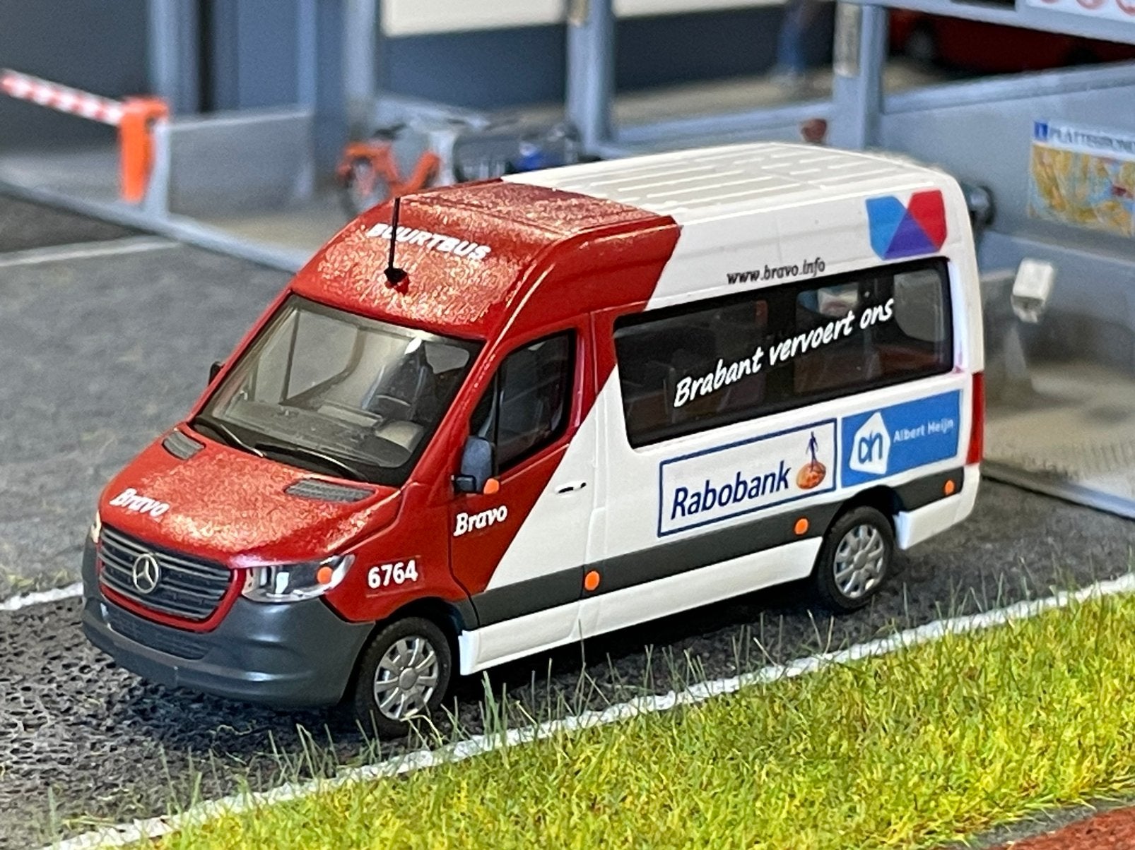 1:87 Mercedes Sprinter Bravo buurtbus 6764, zelfbouw, Ophalen of Verzenden, Zo goed als nieuw, Bus of Vrachtwagen, Overige merken