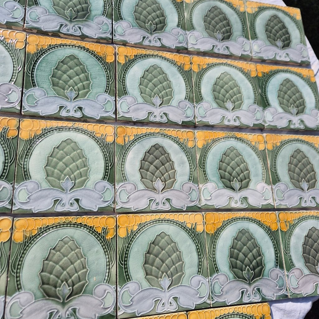 32 jugendstil wandtegels grijs/groentint dennenappel relief, Ophalen