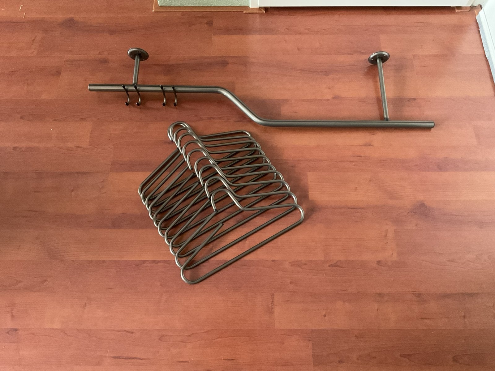 Leuke kapstok met gratis hangers 🧥, Huis en Inrichting, Woonaccessoires | Kapstokken, Zo goed als nieuw, Minder dan 100 cm, Metaal