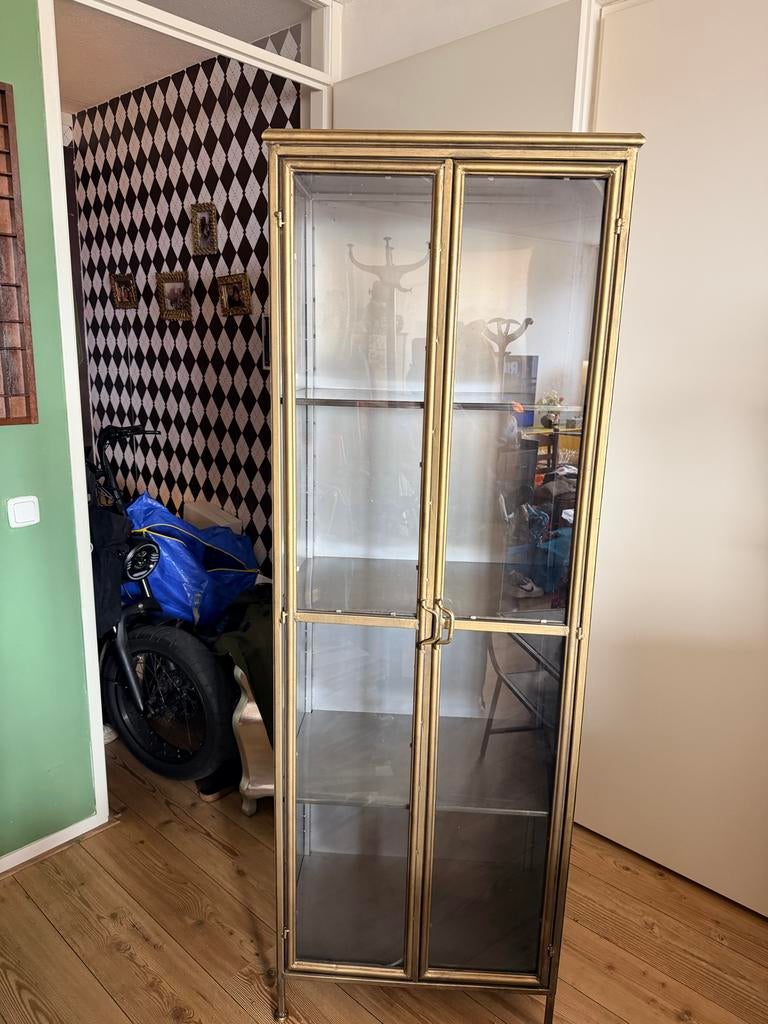 Dutchbone Gouden vitrinekast met glazen deuren, Huis en Inrichting, Kasten | Vitrinekasten, Gebruikt, Metaal, 150 tot 200 cm, 25 tot 50 cm