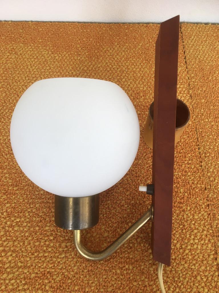 Vintage Deens teakhouten wandlampje. Melk glazen bol, Huis en Inrichting, Lampen | Wandlampen, Ophalen of Verzenden, Zo goed als nieuw
