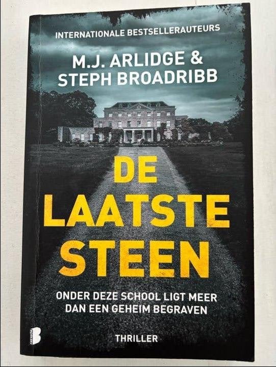 De laatste steen van MJ Arlidge & Steph Broadribb, Boeken, Thrillers, Ophalen, Zo goed als nieuw, Mj Arlidge & Steph Broadribb