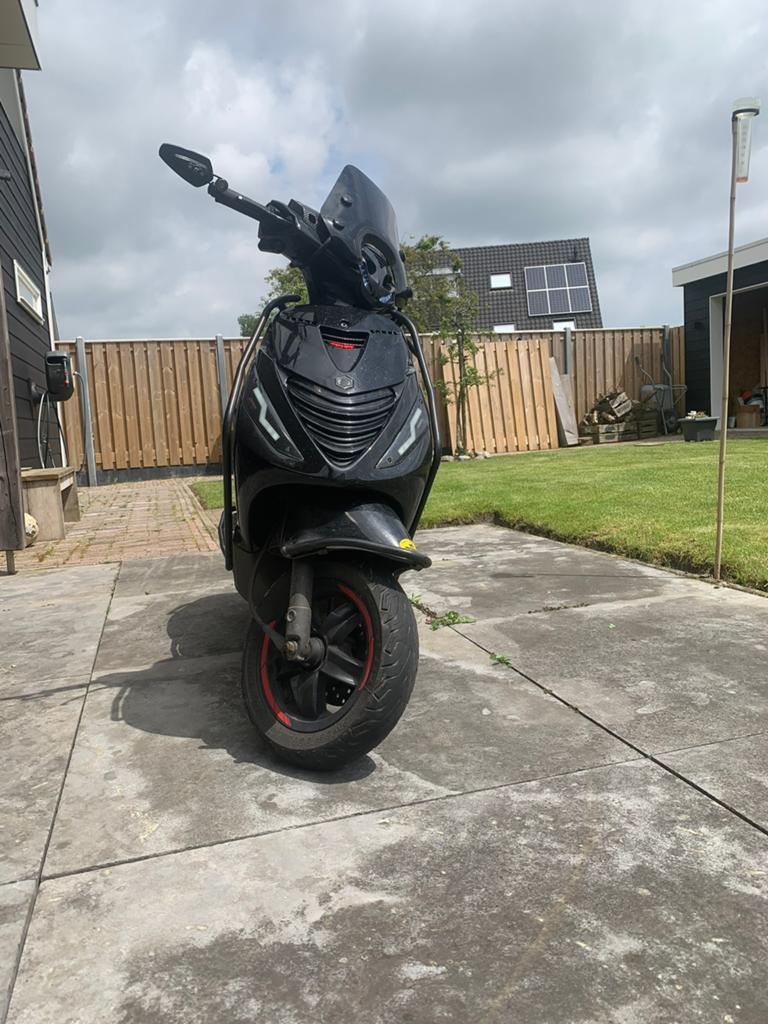Piaggio Zip 4t 2000, Fietsen en Brommers, Scooters | Piaggio, Ophalen, Maximaal 45 km/u, Zip, Zo goed als nieuw