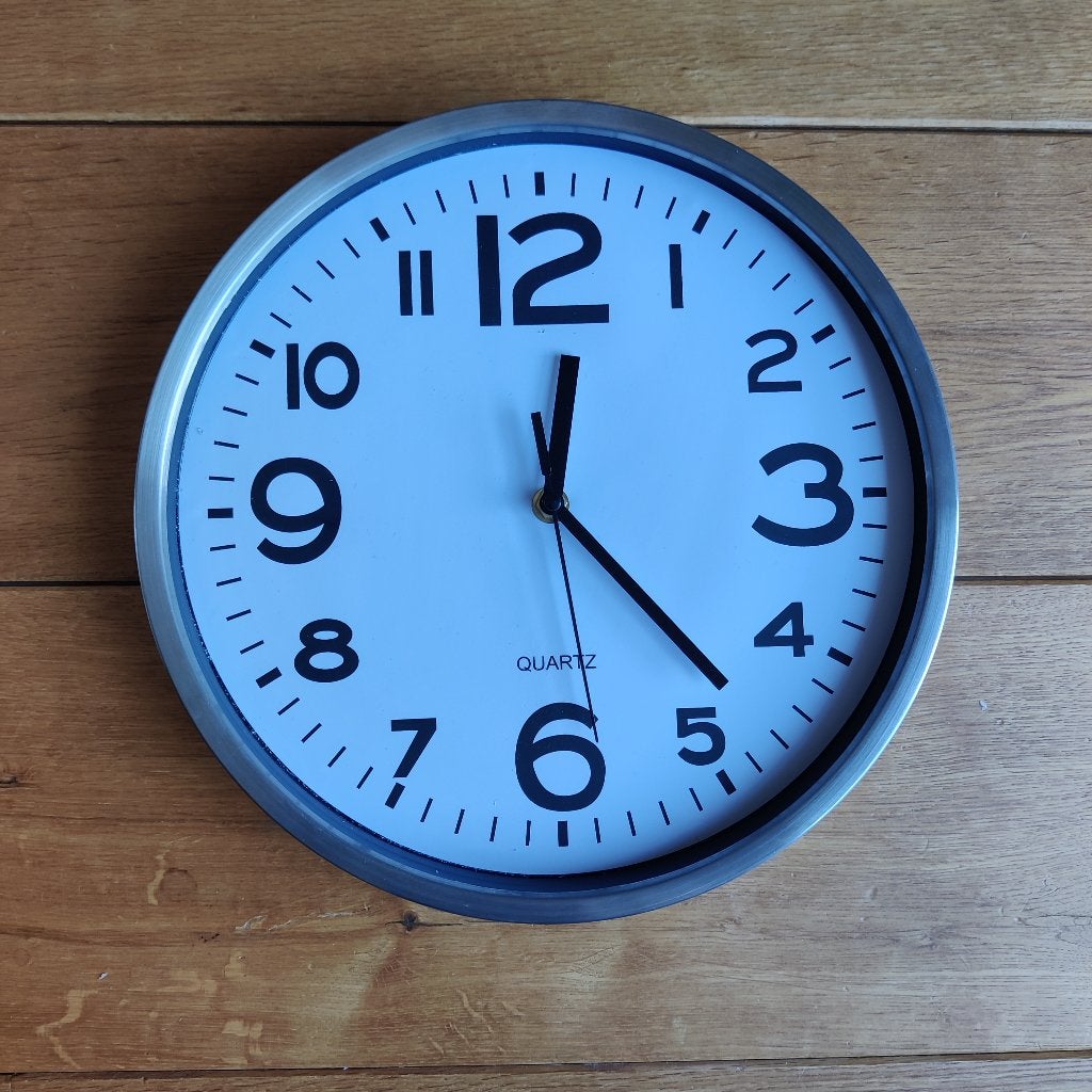 Klok in stationsklok stijl, Ophalen, Wit, Analoog, Werkt op batterijen