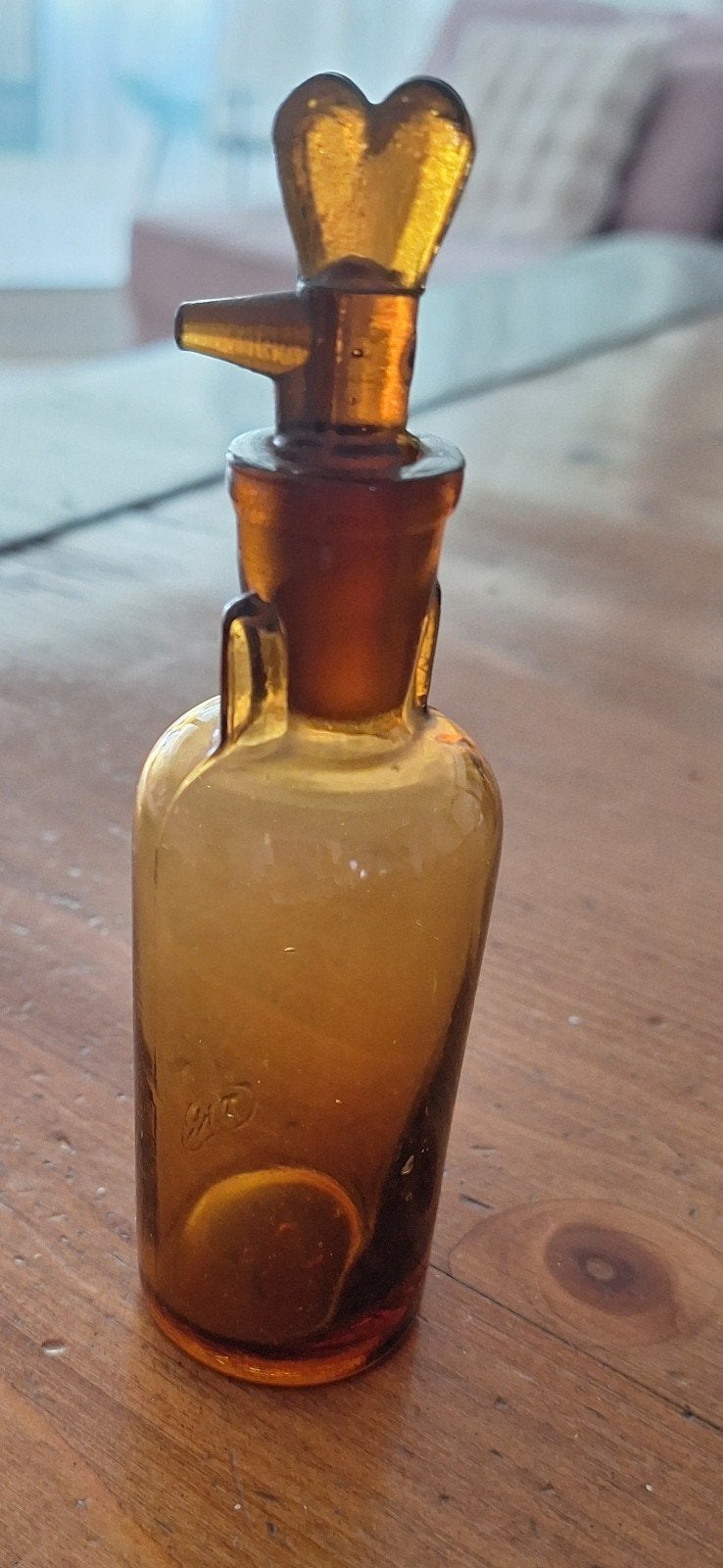 Antieke amberkleurige glazen fles met hartvormige stop, Ophalen of Verzenden