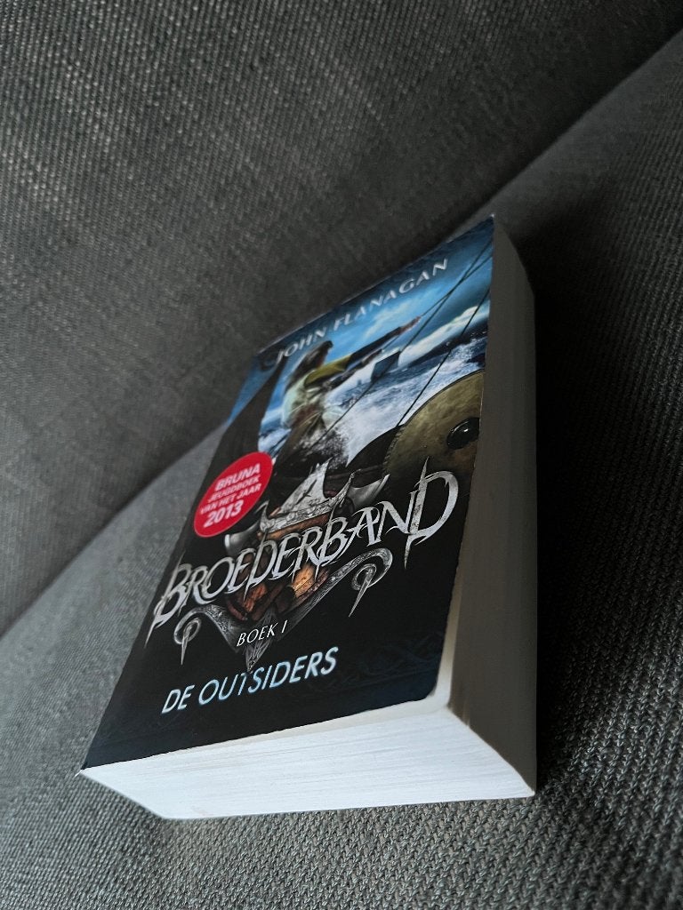 John Flanagan - Broederband. De Outsiders. (Boek 1), Ophalen of Verzenden, Zo goed als nieuw, John Flanagan