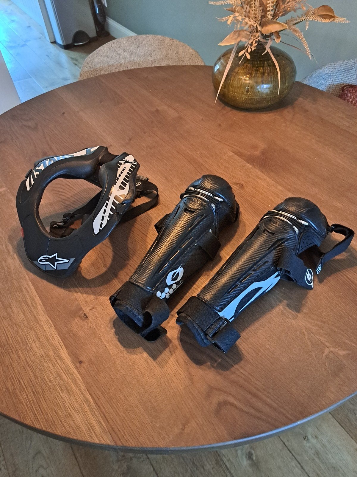 Alpinestars nekbrace en O'Neal kniebeschermers, Motoren, Overige typen, Heren, Ophalen of Verzenden, Alpinestars, O'Neal