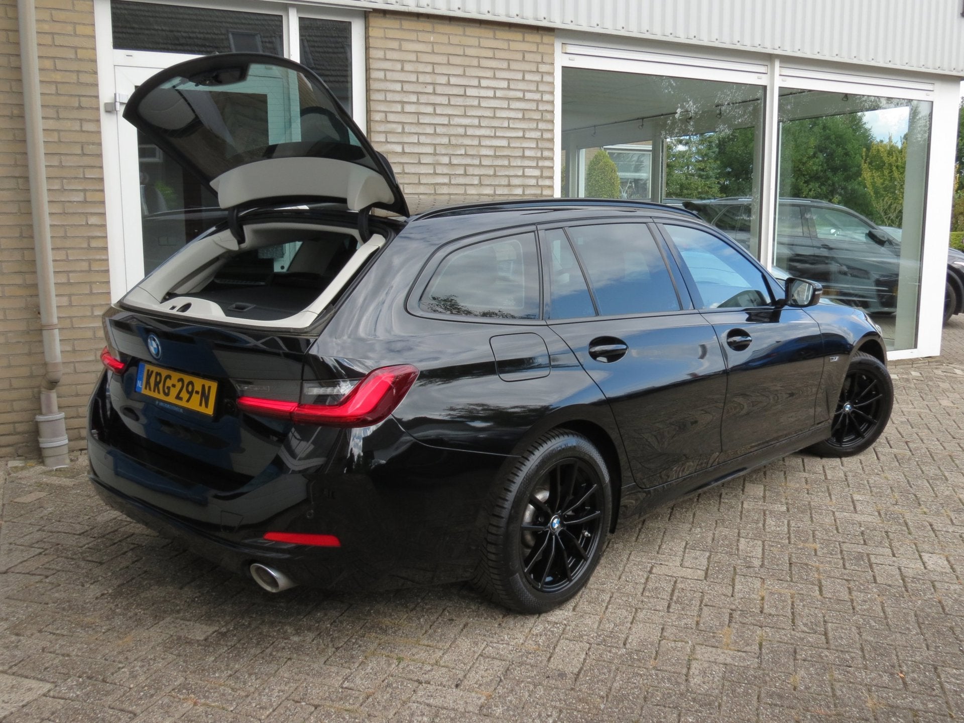BMW 3-serie Touring 320e BLACK LINE Wide screen|Live Cockpit, Auto's, Gebruikt, Euro 6, 4 cilinders, Zwart