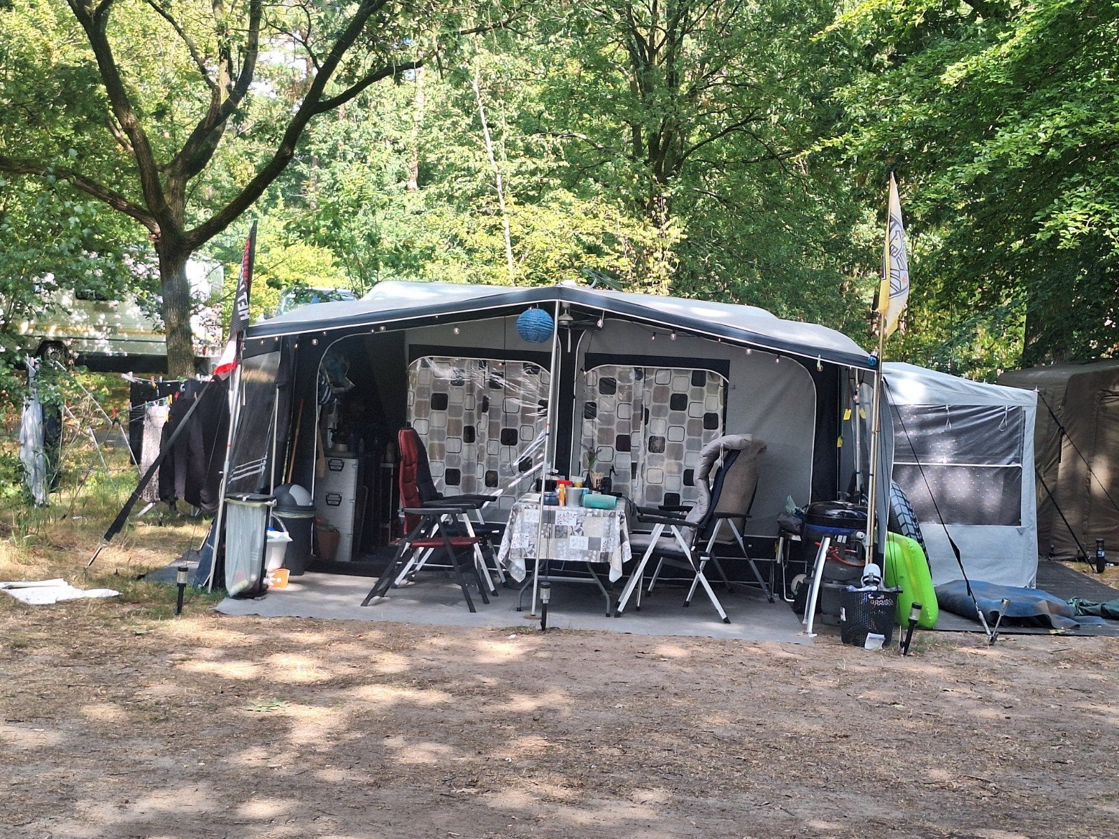 Adria 4052 TD Caravan met voortent. luifel en slaaptent, Caravans en Kamperen, Vast bed, Koelkast, Treinzit, Particulier