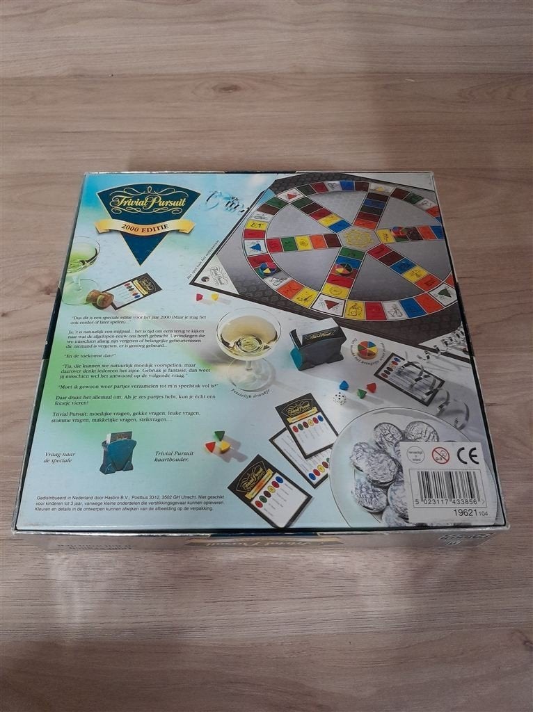 Trivial Pursuit 2000 editie - s3501, Hobby en Vrije tijd, Gezelschapsspellen | Bordspellen, Verzenden, Zo goed als nieuw