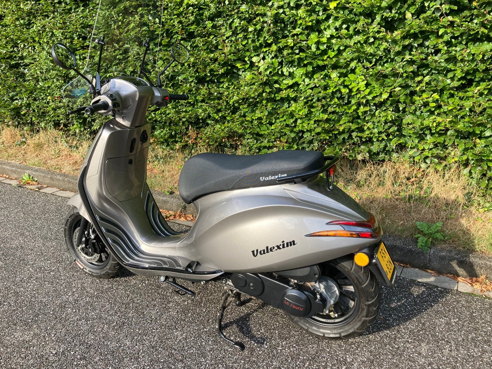 La Souris Valexim (okt 24) ALS NIEUW | met windscherm + slot, Ophalen, Maximaal 45 km/u, Zo goed als nieuw, Benzine