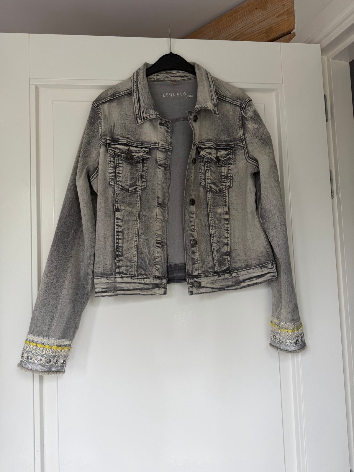 Esqualo Dames Jeansjasje - Grijs met Geborduurde Details, Kleding | Dames, Verzenden, Gedragen, Maat 42/44 (L), Grijs