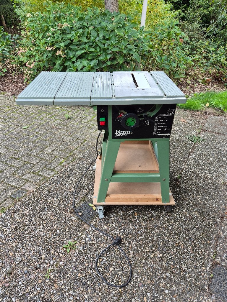Ferm ZBR-250 zaagtafel 250 mm + verrijdbaar onderstel, Ophalen, Gebruikt, Cirkelzaag, 30 tot 70 mm