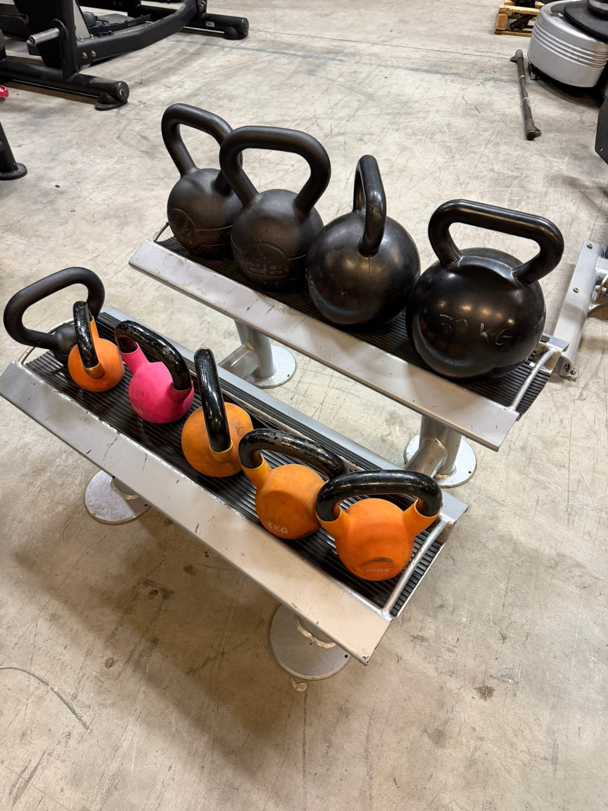 Kettlebells 2x4kg,3x6kg,1x8kg,1x24kg,2x28kg,1x32 + Rek, Ophalen, Gebruikt, Kettlebell