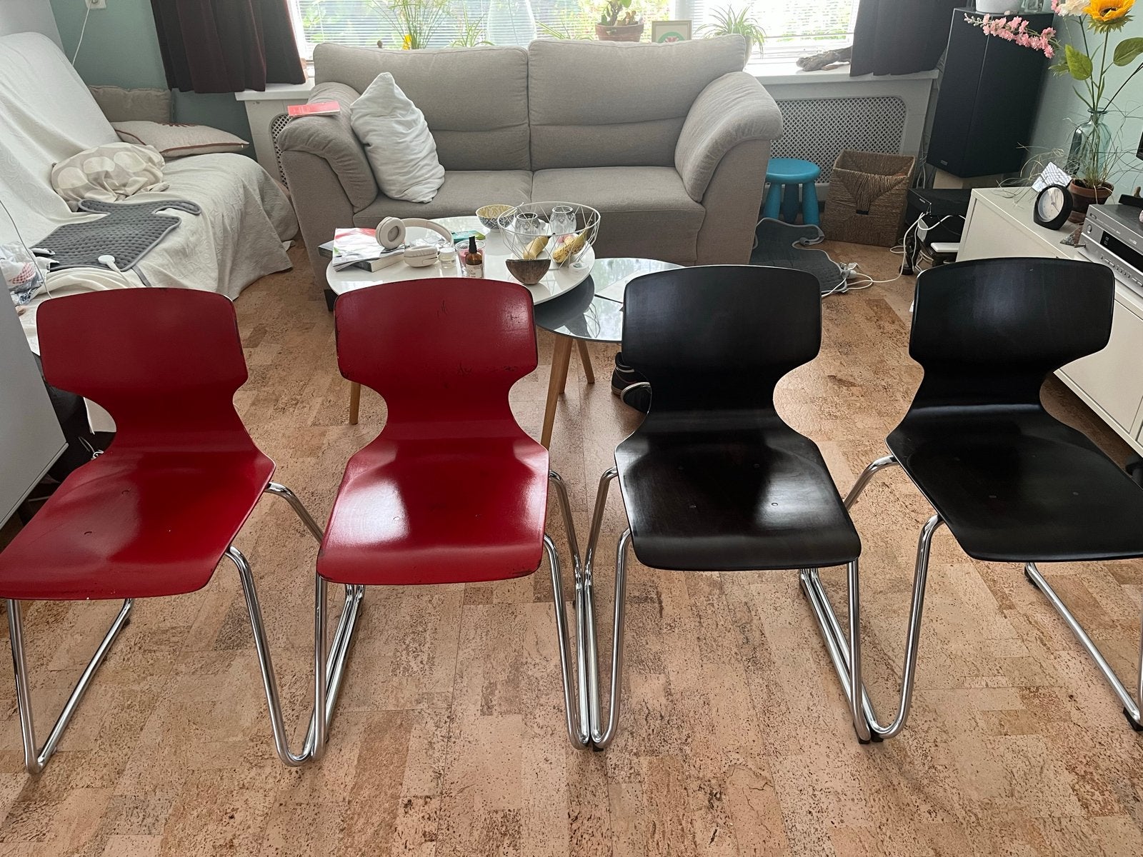 Flototto designstoelen - 2x donkerbruin, 2x rood, Huis en Inrichting, Ophalen, Gebruikt, Overige kleuren, Vier