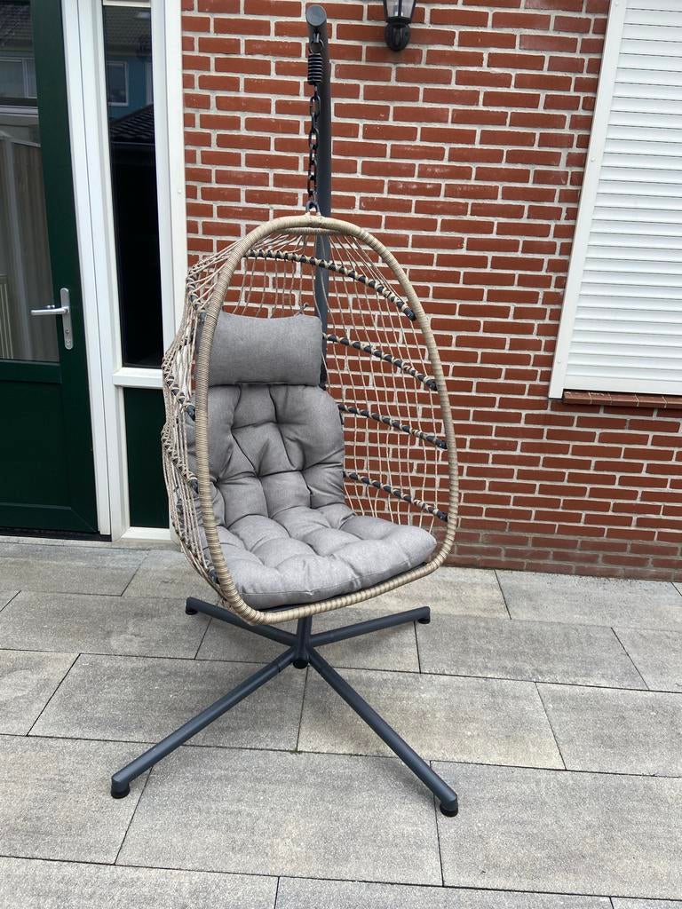 Comfortabele hangstoel met standaard en kussens, Tuin en Terras, Ophalen, Zo goed als nieuw, Wicker