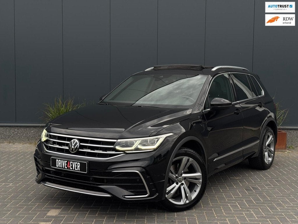 Volkswagen Tiguan 1.4 TSI eHybrid 3x R-Line FULL PANO | NAVI, Auto's, Volkswagen, 1716 kg, Zwart, 4 cilinders, Zwart