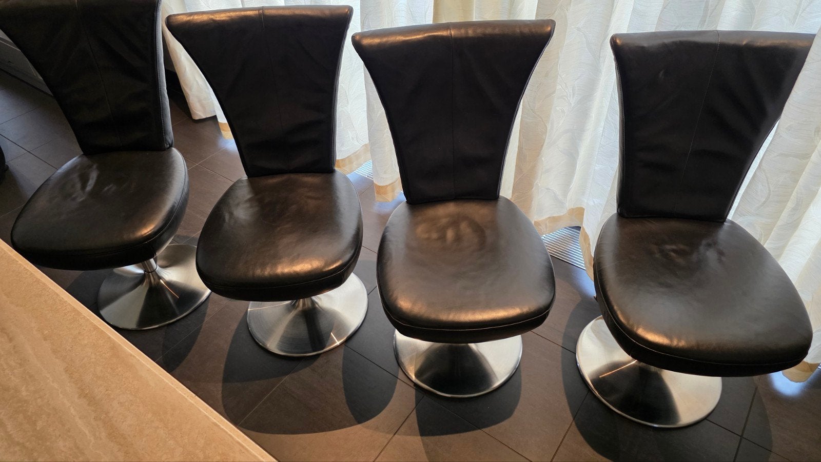 Set van 4 Koinor design eetkamerstoelen / draaistoelen – Zwa, Huis en Inrichting, Ophalen, Gebruikt, Zwart, Design