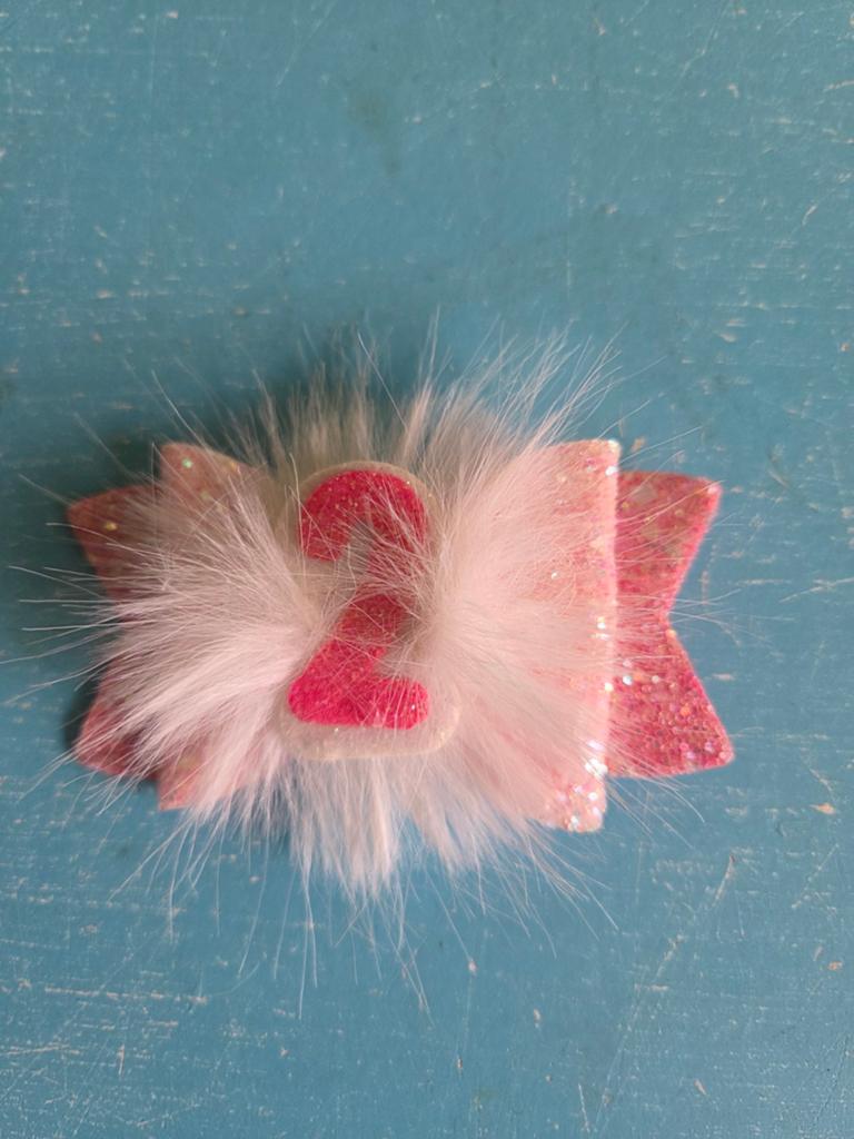 Roze haarclip met nummer 2 en bont, Ophalen of Verzenden, Nieuw, Onbekend