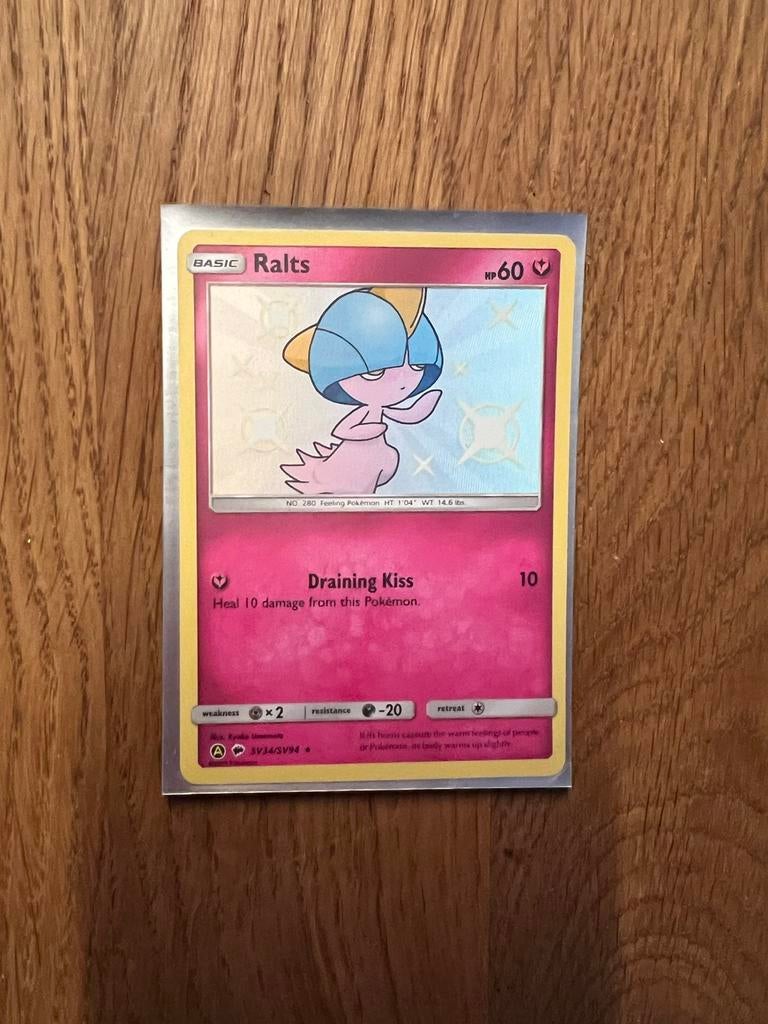 Ralts SV34/SV94 Hidden Fates Shiny Vault Pokémon Kaart NM, Hobby en Vrije tijd, Verzamelkaartspellen | Pokémon, Ophalen of Verzenden