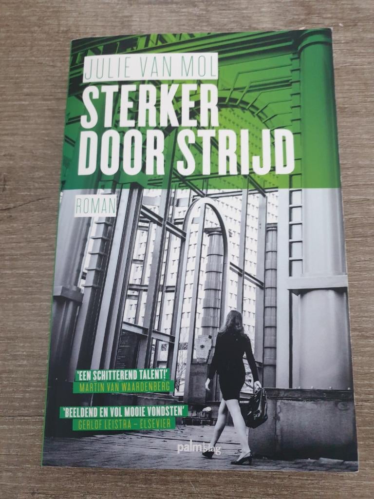 Sterker door Strijd - Julie van Mol (Roman), Boeken, Ophalen of Verzenden, Gelezen, Julie van Mol