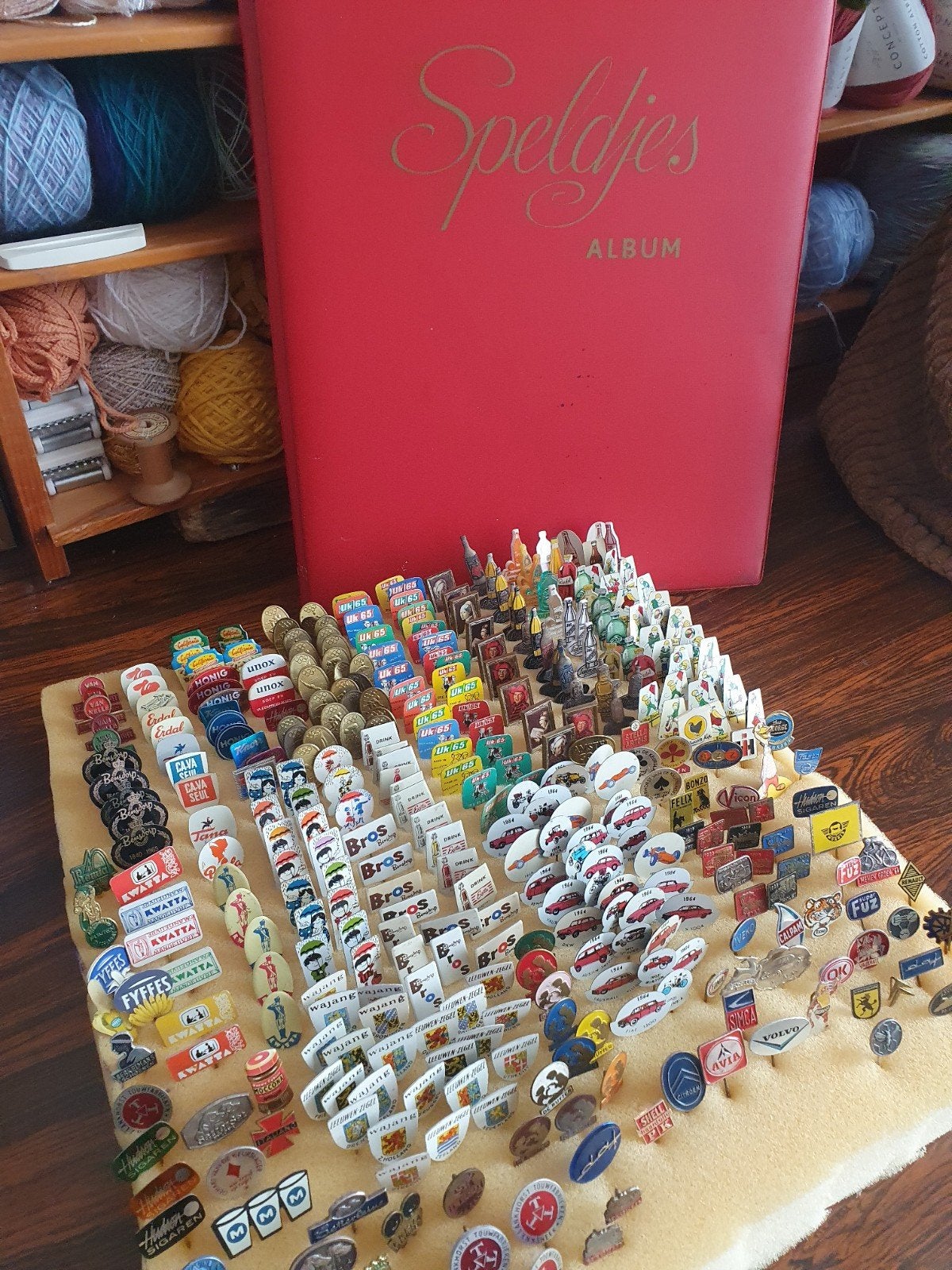 Verzameling vintage speldjes met album, Ophalen of Verzenden, Gebruikt, Merk, Speldje of Pin