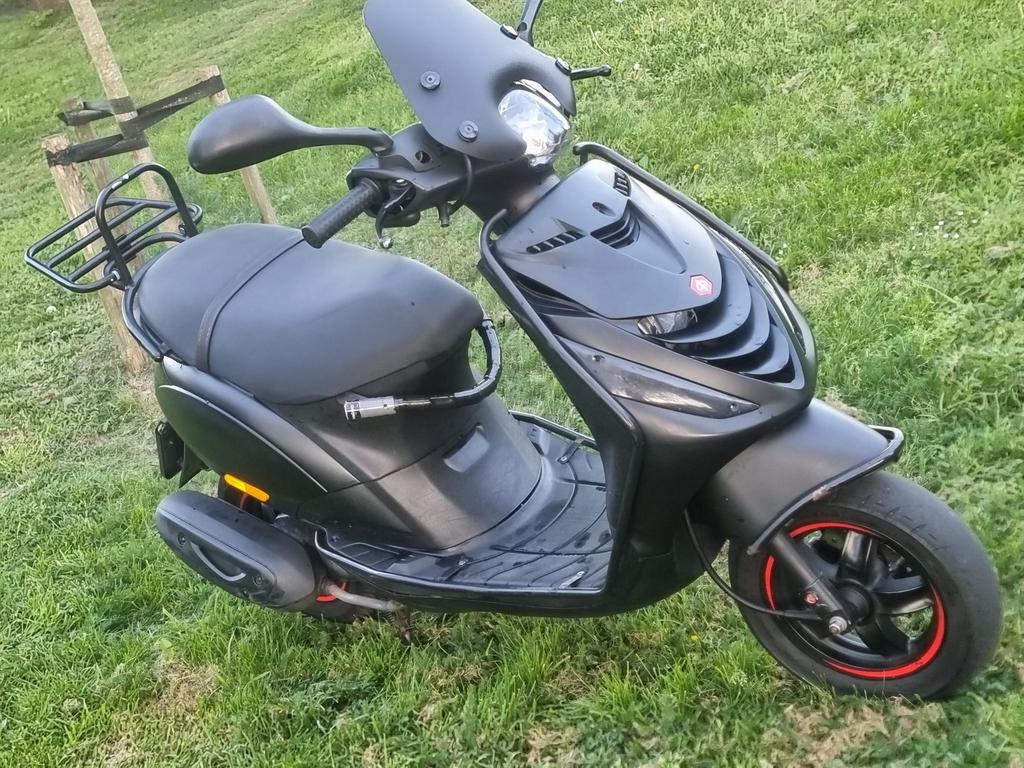 2020 Piaggio Zip S - Matt zwart iGET, Fietsen en Brommers, Scooters | Piaggio, Zo goed als nieuw, Zip, Maximaal 45 km/u, Benzine