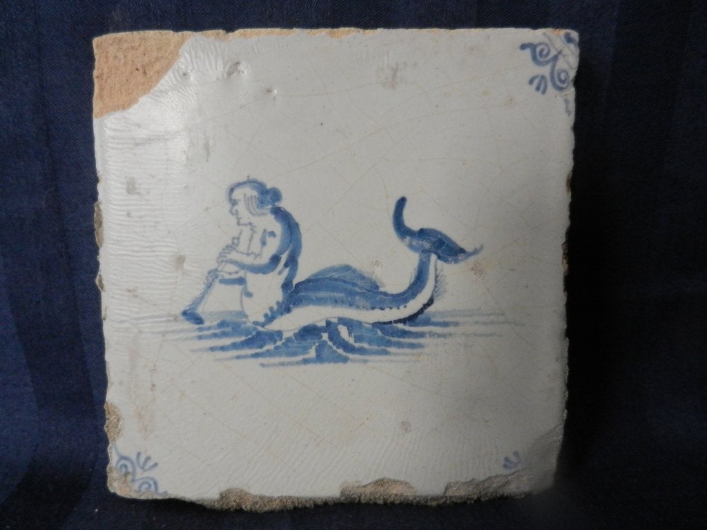 Blauwwit tegel zeemeerman met fluit, hoek ossenkop 1650-1675, Ophalen of Verzenden