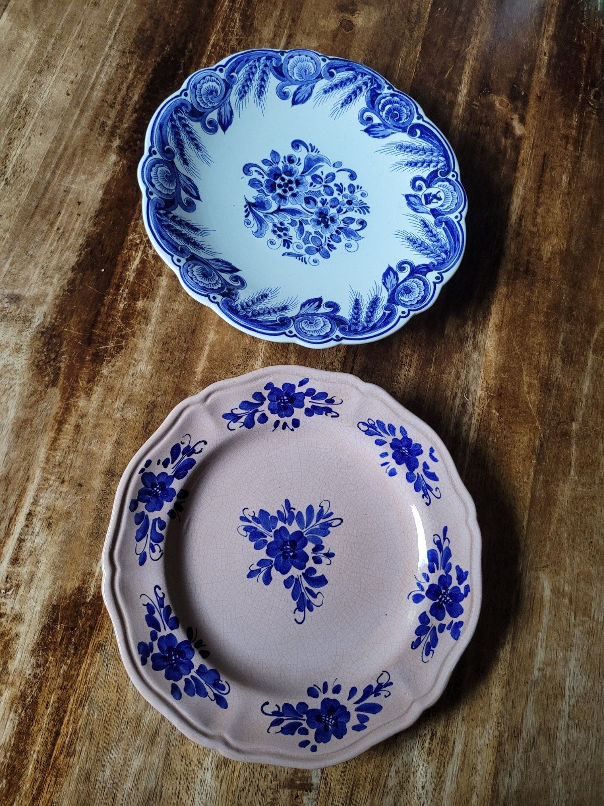 2x Handgeschilderd Wandbord 25 cm., Antiek en Kunst, Antiek | Servies los, Ophalen of Verzenden