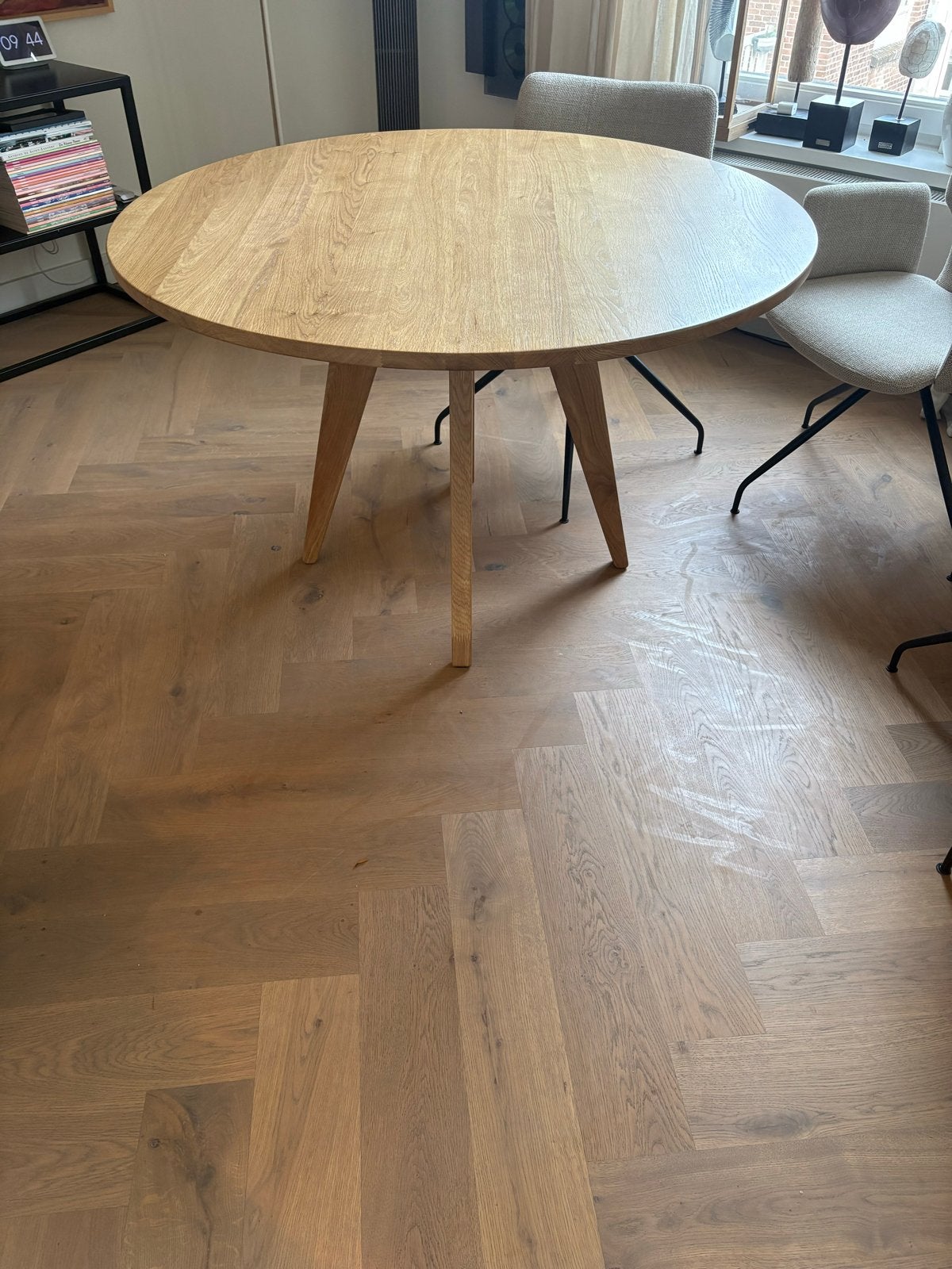Foto 5 van Ronde eikenhouten eettafel - Zo goed als nieuw