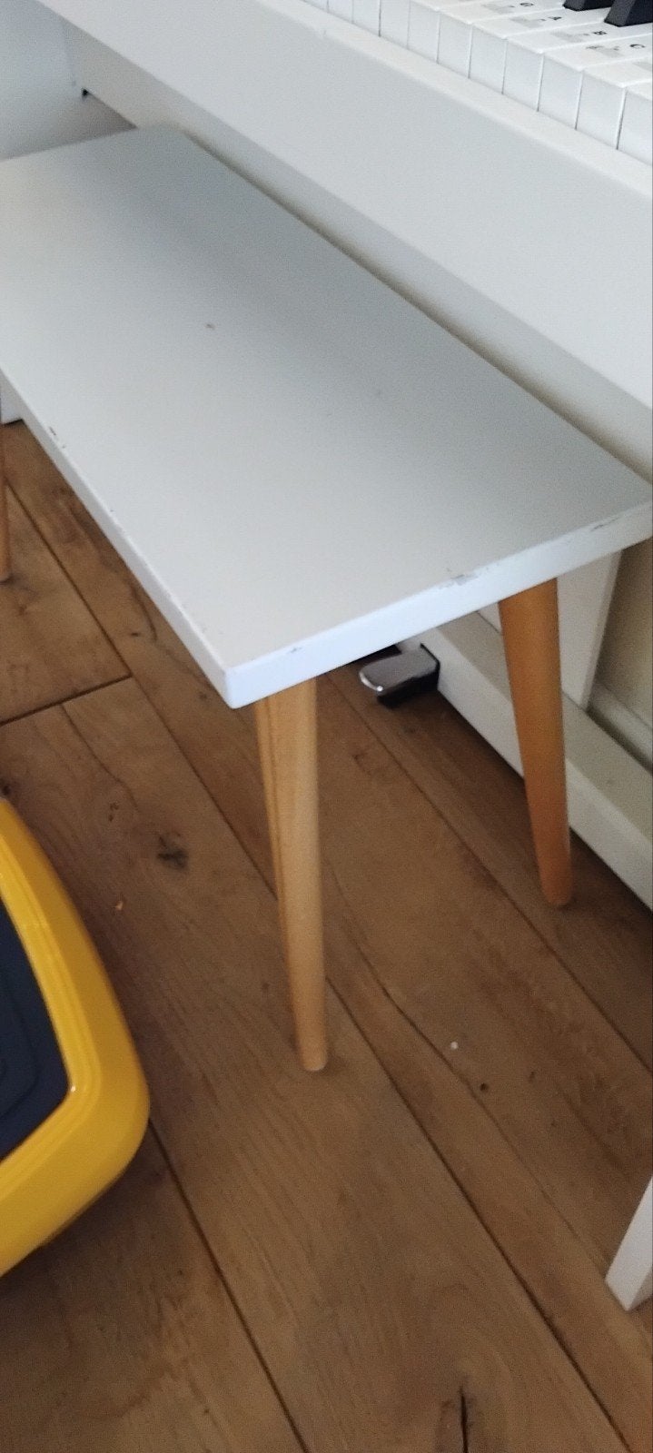 Wit bankje met houten poten, Minder dan 45 cm, Gebruikt, Modern, Rechthoekig