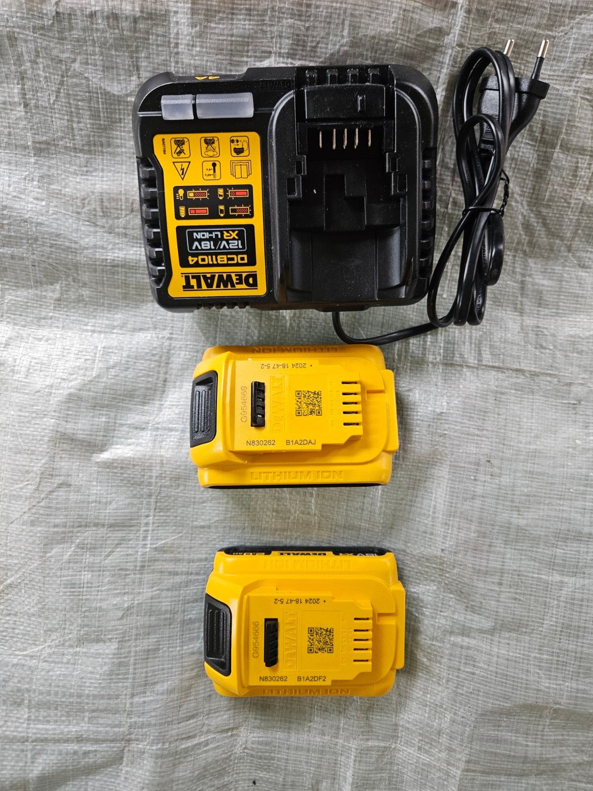 Nieuwe DeWalt 18V XR accu's (2.0Ah) met lader, Ophalen of Verzenden, Nieuw, Overige merken, Overige typen