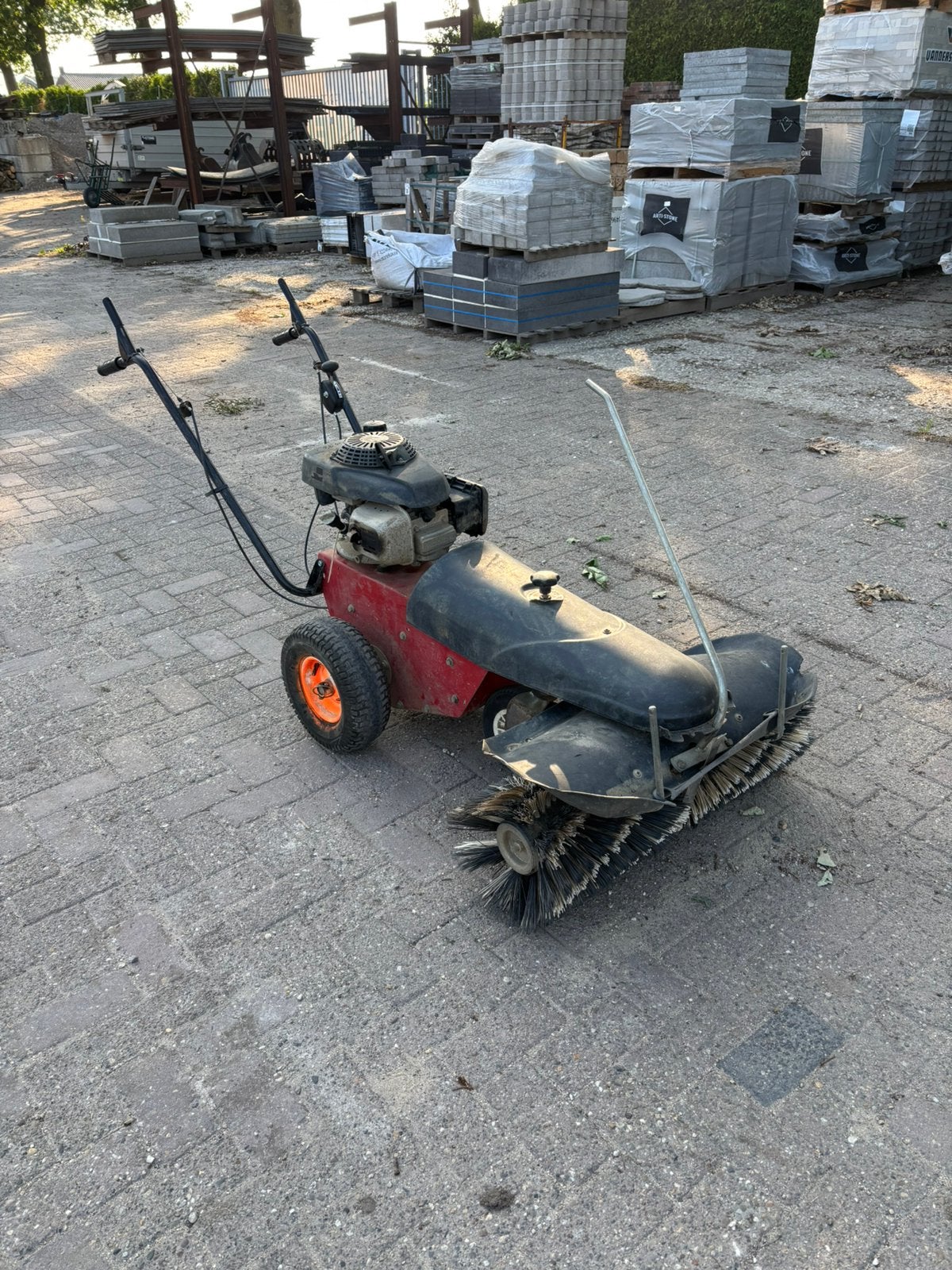 Tielburger veegmachine, Ophalen, Zo goed als nieuw