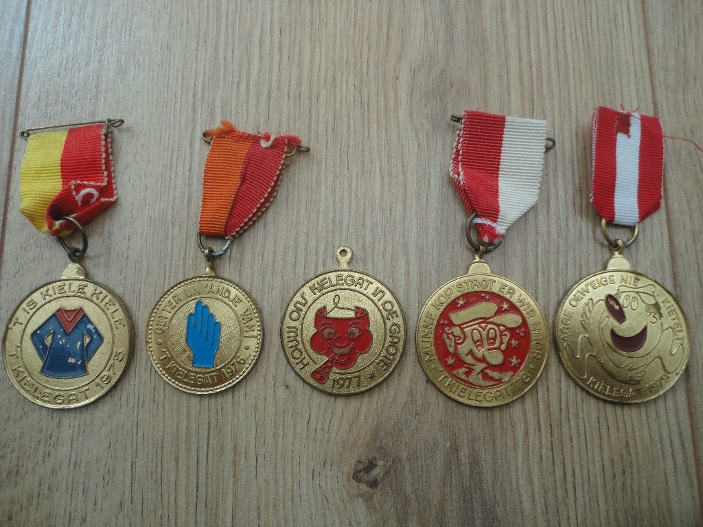 Diverse oude carnavalsmedailles Kielegat Breda 75 t/m 79, Hobby en Vrije tijd, Ophalen of Verzenden, Gebruikt, Versiering, Carnaval