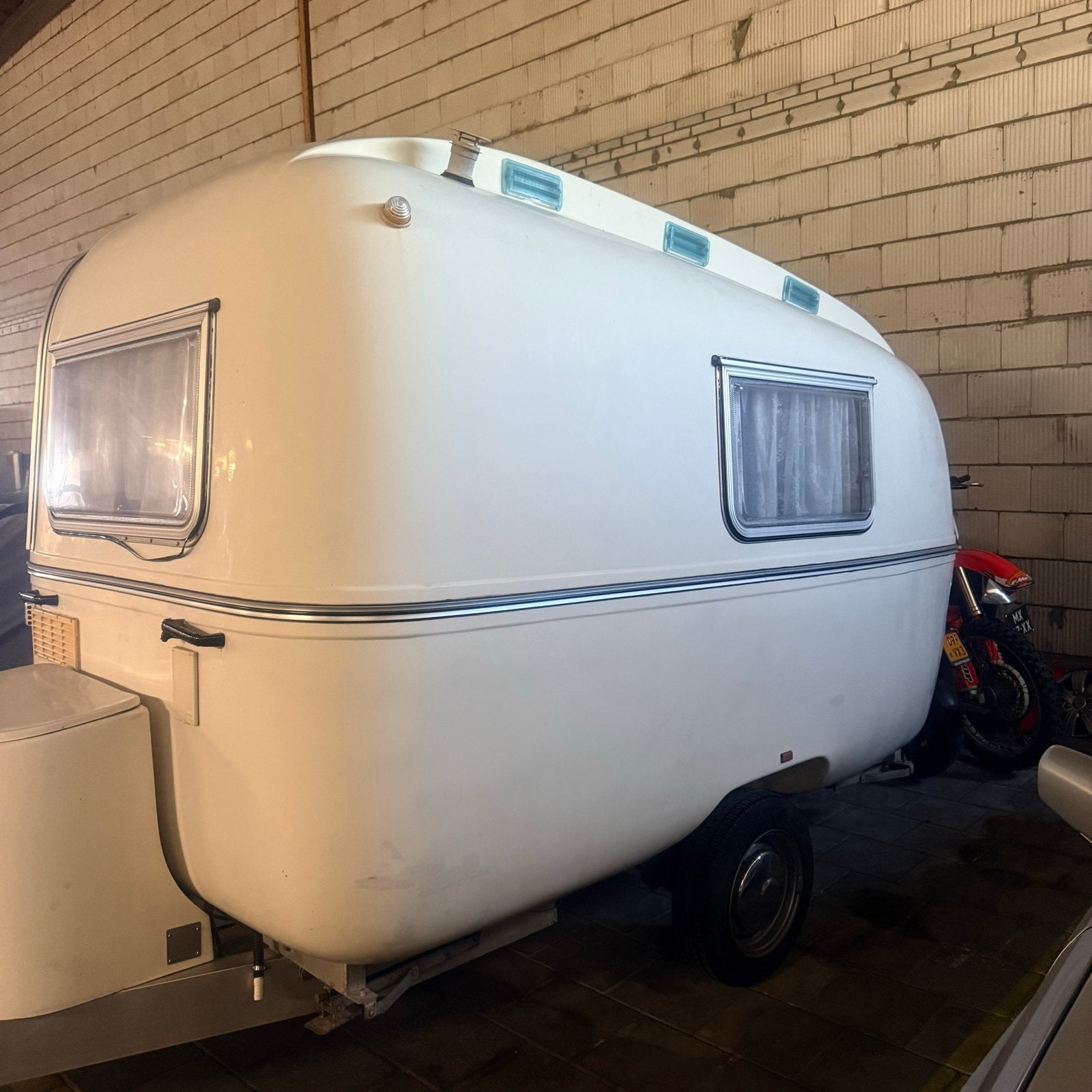 Nederlandse BIOD Bambi Caravan - Compact en Lichtgewicht, Standaardzit, Particulier, 4 tot 5 meter, 500 - 750 kg