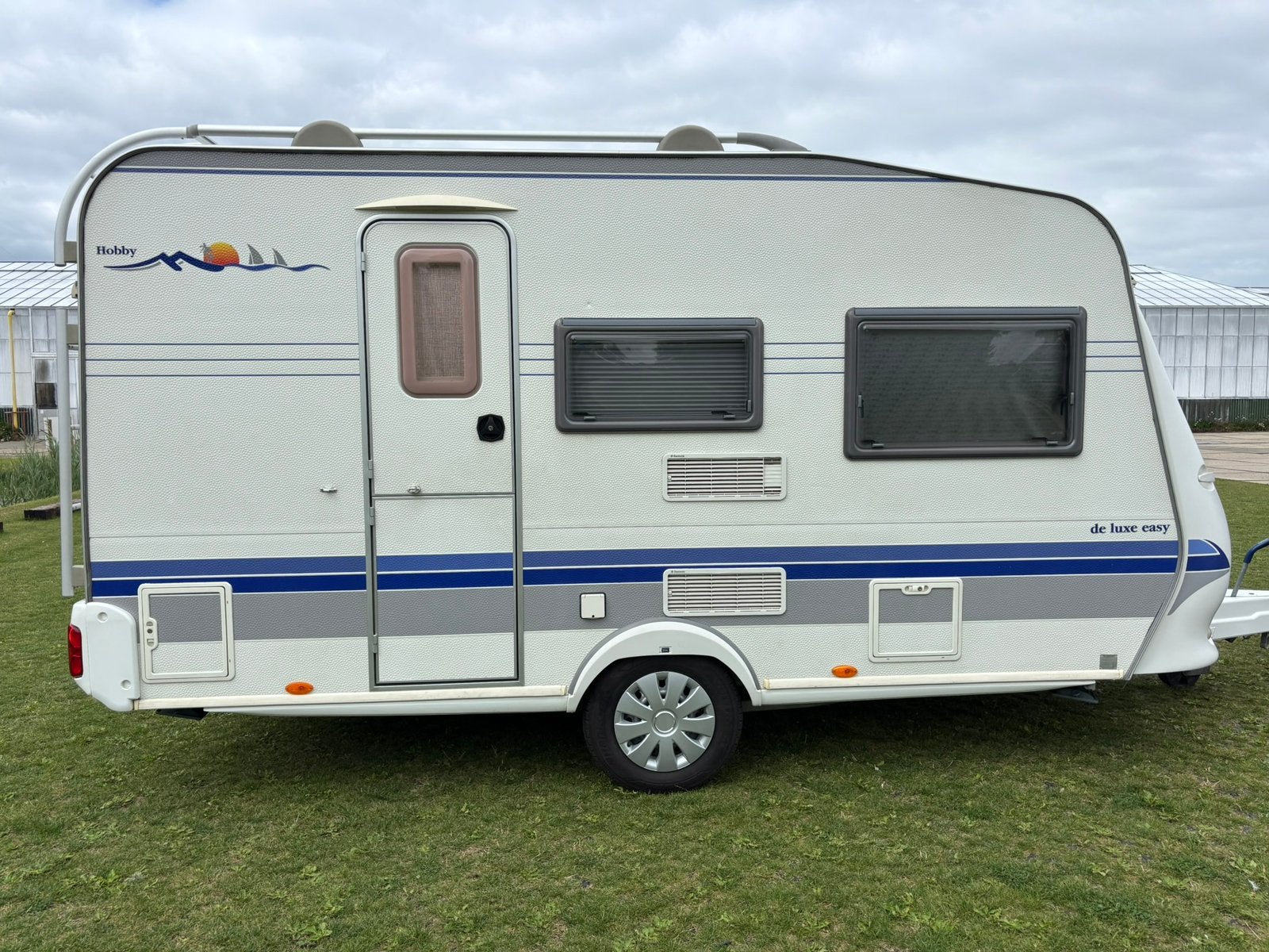 Hobby De Luxe Easy 400SF | Vast bed | Luifel | Vakantieklaar, Caravans en Kamperen, Vast bed, Hobby, Koelkast, Treinzit