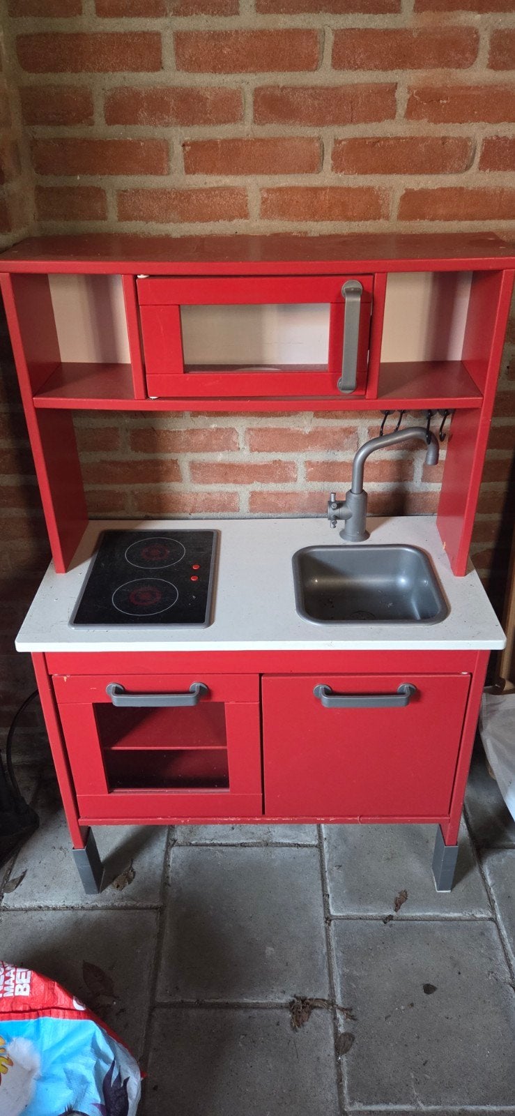 Rode kinderkeuken met kookplaat en kraan, Ophalen, Gebruikt, Hout, Speelkeuken