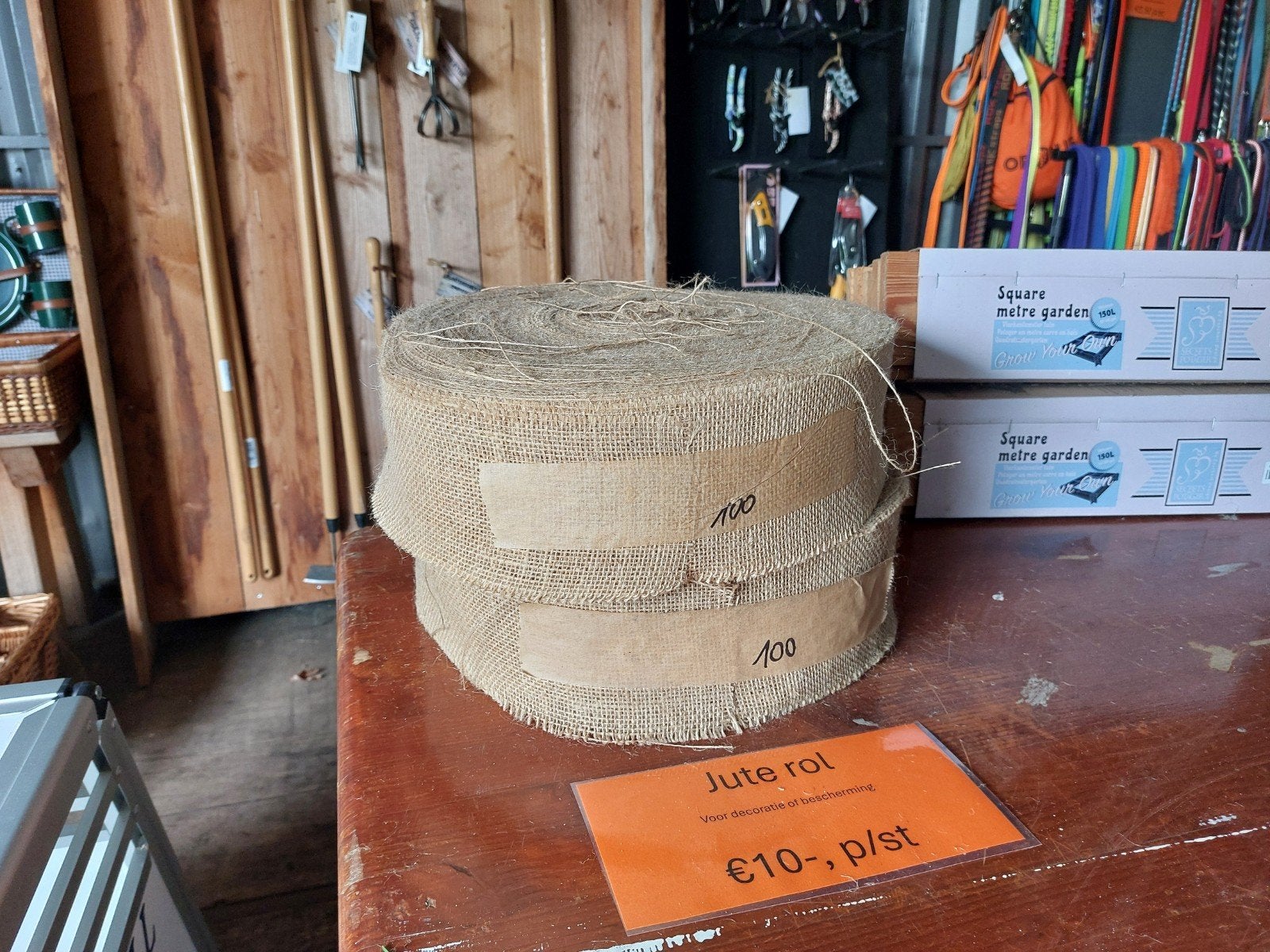 Jute rol voor decoratie of bescherming, Ophalen
