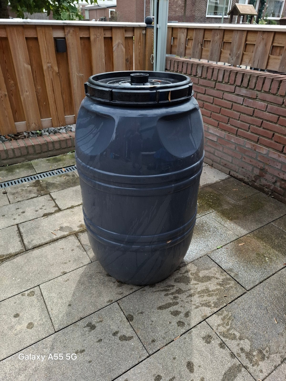 Regenton 200 liter grijs met deksel, Tuin en Terras, Regentonnen, 150 liter of meer, Ophalen, Gebruikt, Kunststof