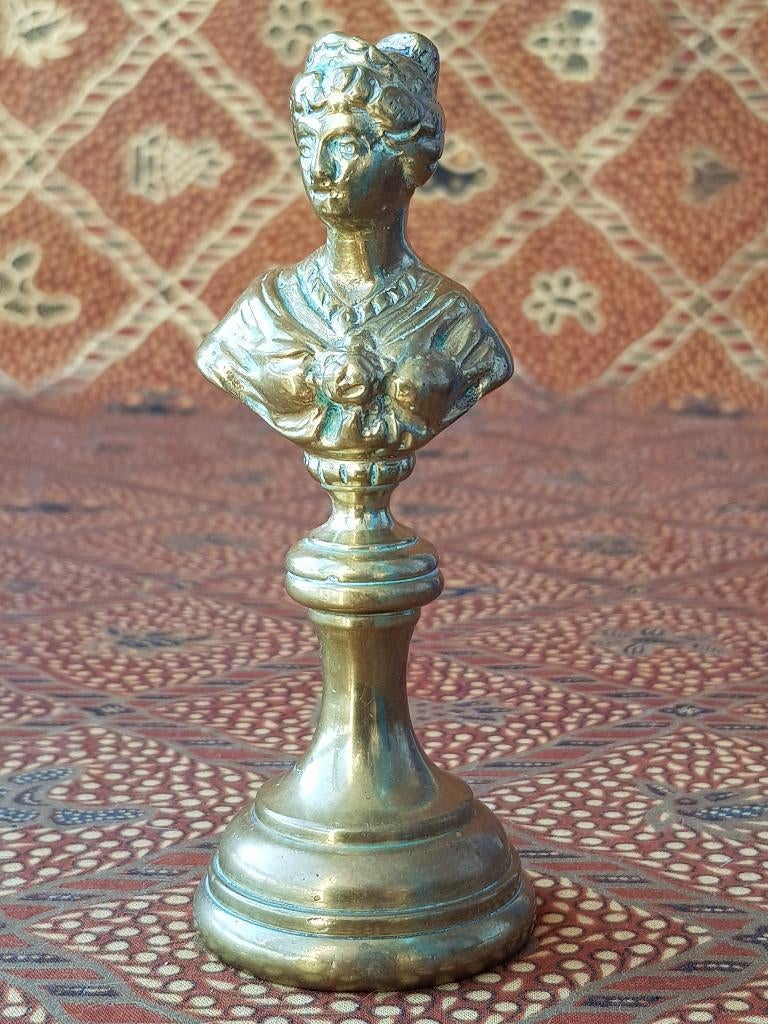Antieke buste uit Frankrijk van een vrouw 11 cm. uit 1870.